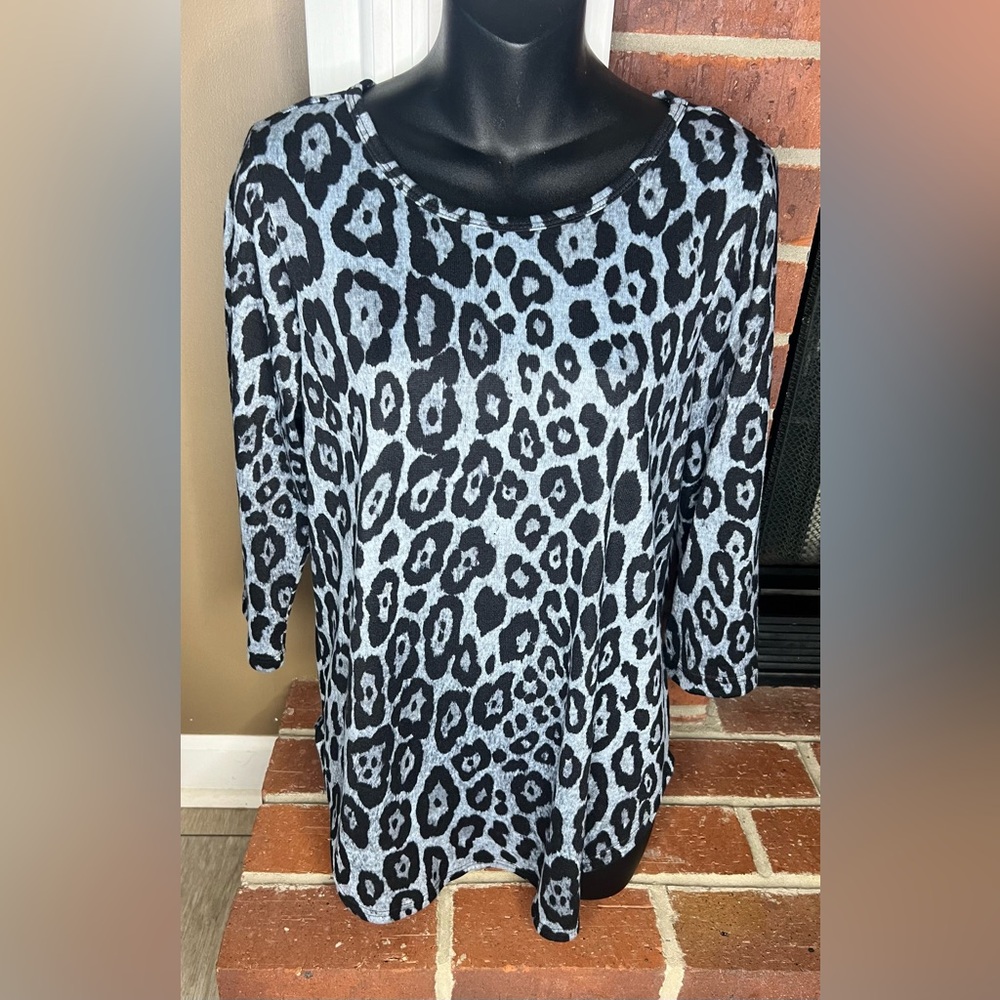 Karen Kane 3/4 length sleeve leopard print shirt size medium